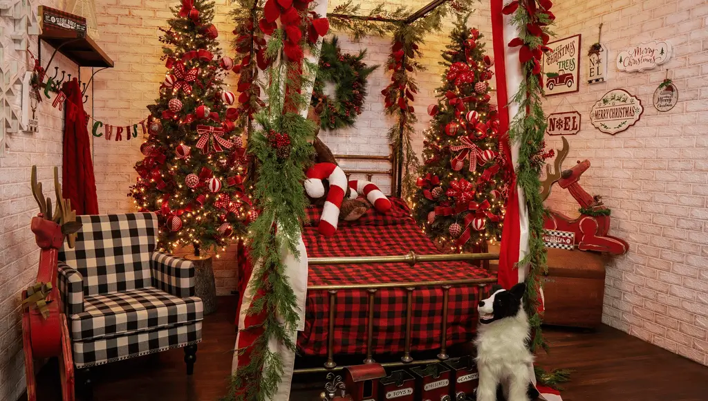 Set de Navidad con árboles y decoraciones rojas