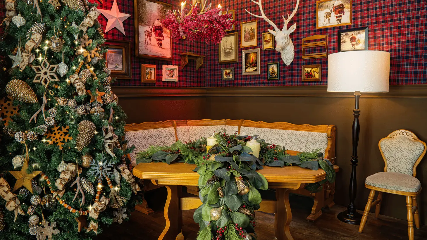 Salón clásico con sofá dorado y un árbol de Navidad