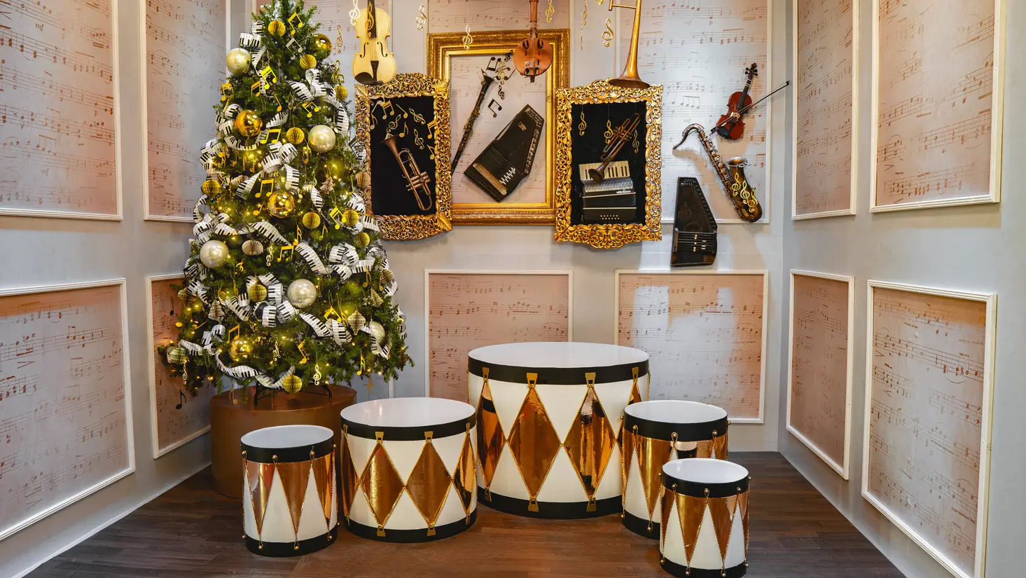 Escenario blanco con instrumentos dorados
