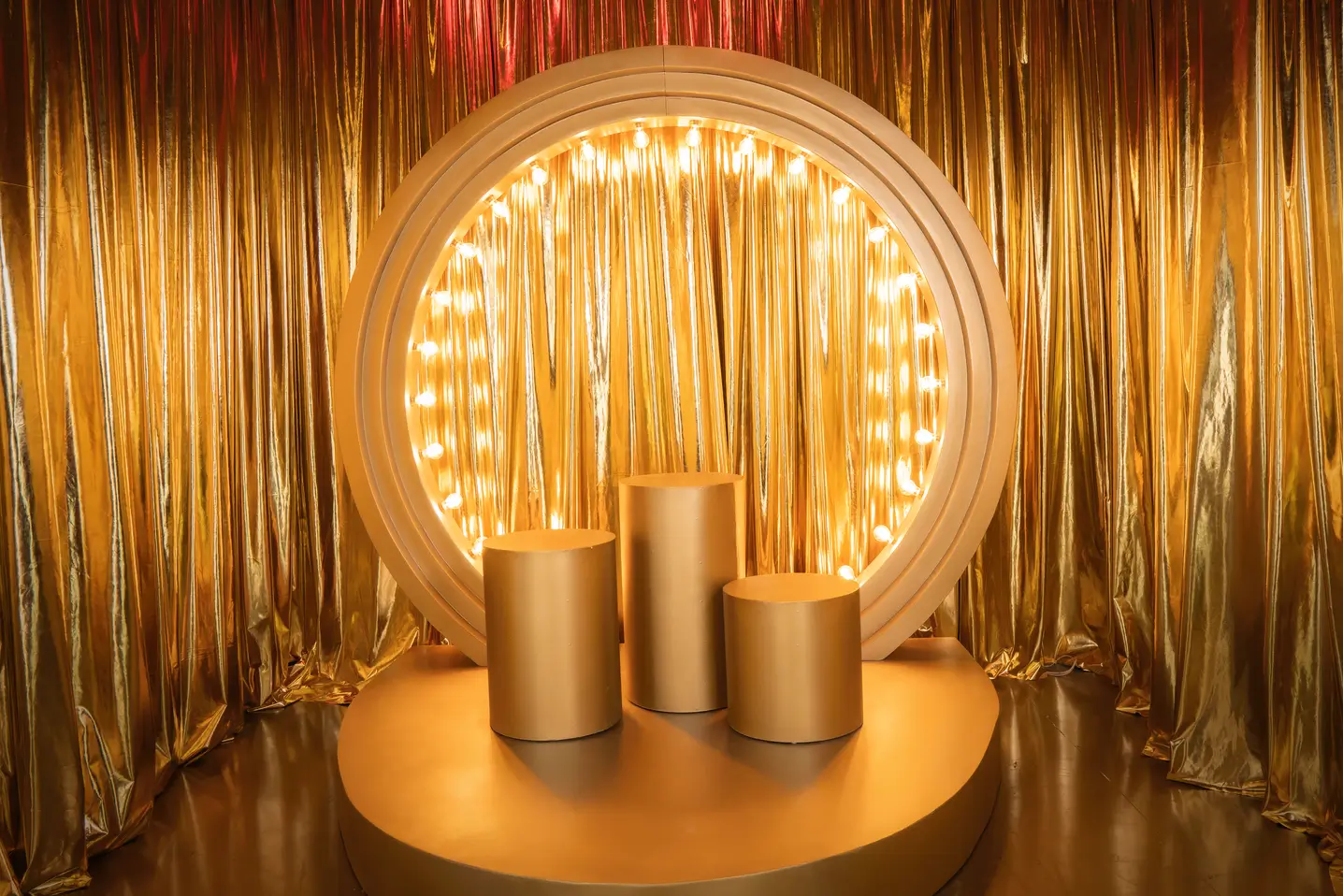Set profesional con luces y cortinas doradas