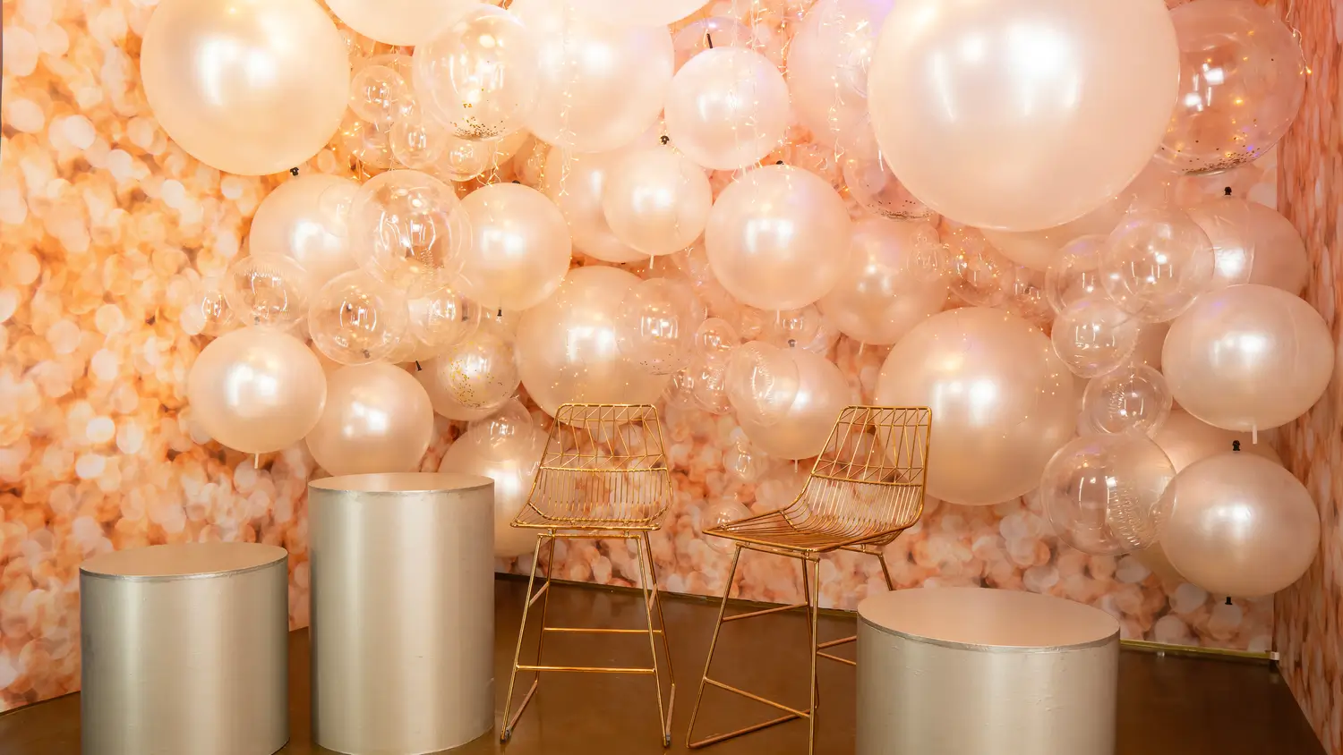 Escenario de celebración con globos en tonos suaves